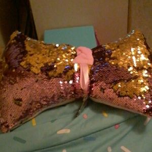 I am selling a color changing pillow